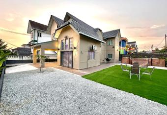 BNB Country Homestay, Rawang - 14 pax, pool, huge garden has Balcony rooms