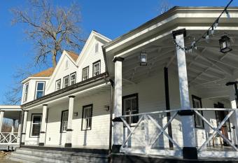 The George has Balcony rooms