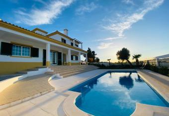 Vivenda Soares has Balcony rooms