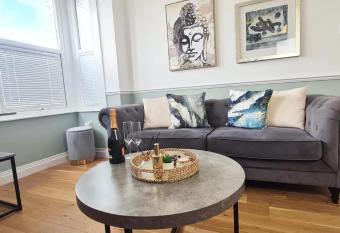 Westcliff-On-Sea Modern 2 Bedroom Apartment - FREE Parking has Balcony rooms