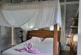 Bungalow chez S  ve et Savi allows 18 year olds to book a room