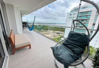 hermoso apartamento con salida directa al mar has rooms with a private hot tub