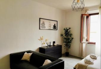 Appartamento incantevole vicino all  aeroporto allows 18 year olds to book a room