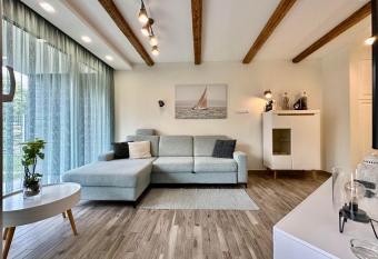 LAKE MOMENTS - Ruby Garden Apartment has Balcony rooms