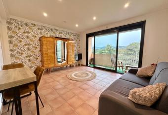 Appartement avec terrasse Proche Cassis has Balcony rooms