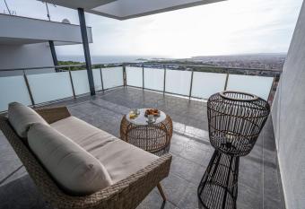 Villa Kala has rooms with a private hot tub