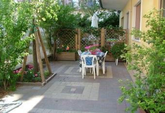 Appartamento in villa a 20mt dalla spiaggia con giardino allows 18 year olds to book a room