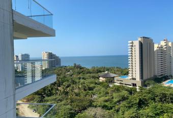Hermoso apartamento vista al mar has rooms with a private hot tub