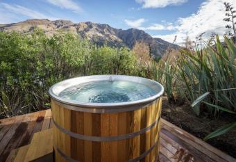 Redfern Retreat has rooms with a private hot tub