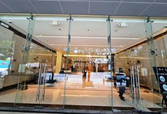 ONE PACIFIC RESIDENCE 18c has Balcony rooms