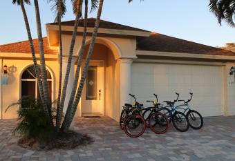 Villa De Charme has rooms with a private hot tub