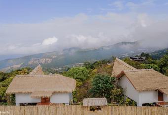 Pool villa Doi Chang has rooms with a private hot tub