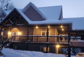 Luxury 4 bedrooms chalet in Lanaudi  re has rooms with a private hot tub
