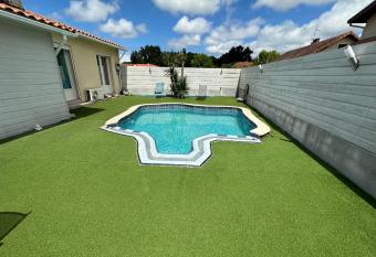 Maison familiale avec piscine has Balcony rooms