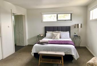 Perfect Getaway House has Balcony rooms