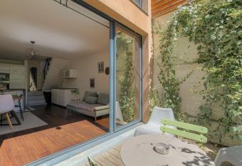 Triplex climatisation et parking proche Centre ville Lyon has Balcony rooms