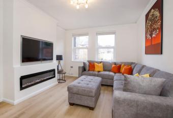 The Burton York 3 bedroom House sleeps 6 has Balcony rooms