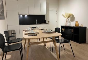 3 bedroom apartment with own garden close to main trainstation has Balcony rooms