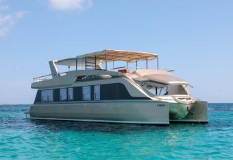 Goldfinger - Floating Home has Balcony rooms