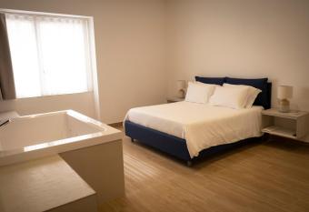 Monumental Luxury Rooms has rooms with a private hot tub