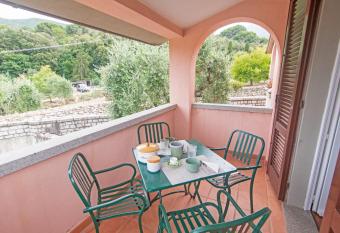 (null) has Balcony rooms