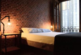 531 Hostel allows 18 year olds to book a room