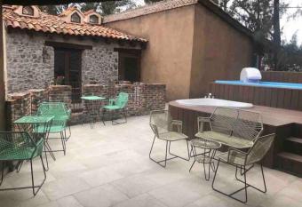 Loft Aprile en Val Quirico 4 Pax has rooms with a private hot tub