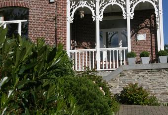 L Hermine allows 18 year olds to book a room