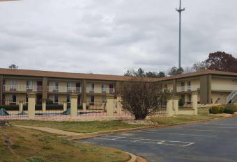 Motel 6 Stockbridge Ga     Hwy 138 W allows 18 year olds to book a room