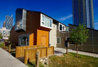 Hi Calgary City Centre - Hostel allows 18 year olds to book a room