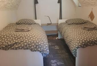 Chambre ind  pendante au calme allows 18 year olds to book a room