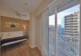 Hotel Mi  o allows 18 year olds to book a room