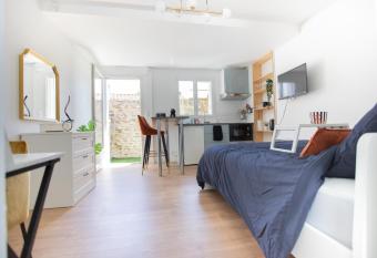 Joli Studio Cozy has Balcony rooms