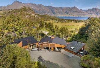 Serene Mountain Oasis Hideaway has Balcony rooms