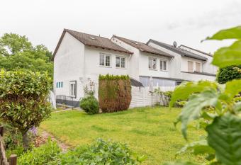 Traumhaftes Ferienhaus mit zwei Einheiten f  r bis zu 10 Personen has rooms with a private hot tub