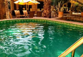 Casona Esther Alberca Privada has rooms with a private hot tub