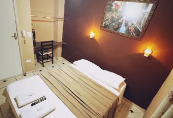 Hotel Bis allows 18 year olds to book a room