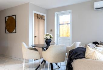 The Slipway Cabins with Hottub has rooms with a private hot tub