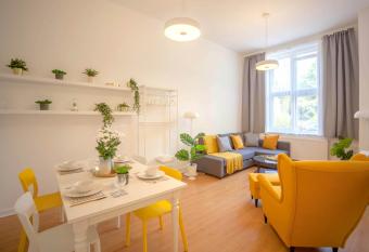 Stylish apartment with parking allows 18 year olds to book a room