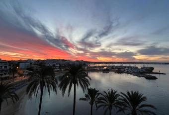 Beach Apartment with Stunning View has Balcony rooms