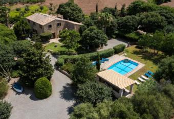 Ca n Pont has Balcony rooms