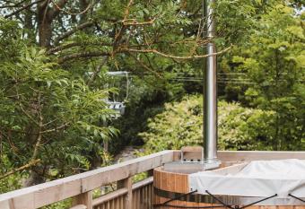 The Tree Houses at Madeira in Fife has rooms with a private hot tub