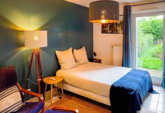 Appartement T2 avec jardin et parking has Balcony rooms