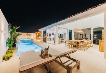 Unique, 3min to Beach, Billiard, HotTub, 8 sleeps has rooms with a private hot tub