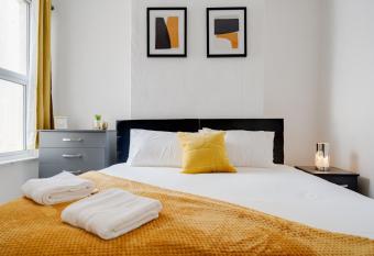 Entire 5 Bedroom home in Birkenhead-Free Parking, Group & Family-Friendly, Free Internet has Balcony rooms