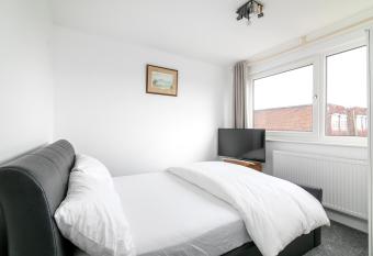 Romford Gardens Retreat - 5 Bedroom House has Balcony rooms