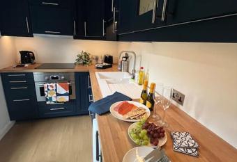 Elegant Flat in Oxford Center with Parking allows 18 year olds to book a room