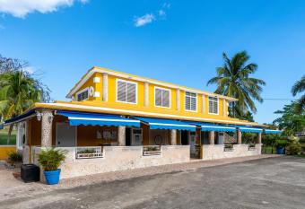 Casamares Oasis Vacacional con Piscina y Jacuzzi has rooms with a private hot tub