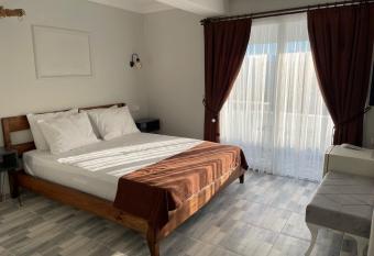 Paradise Loft has Smoking/Balcony rooms