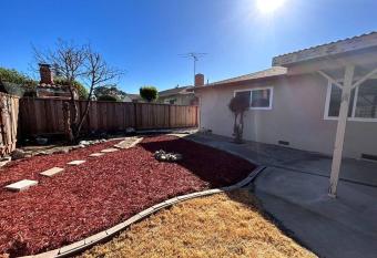 Charming Spacious Fremont 3br allows 18 year olds to book a room